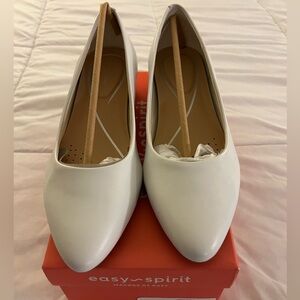 Easy Spirit flats; never worn, original box, no pets/no smoking. Ready to ship!